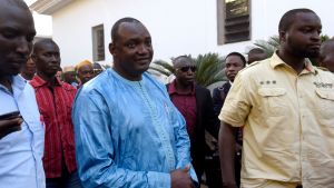 Adama Barrow (i mitten) inför ett möte i Banjul med afrikanska ledare i december 2016. Adama Barrow (i mitten) inför ett möte i Banjul med afrikanska ledare i december 2016.