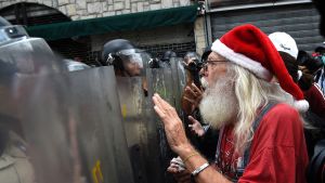 En av demonstranterna i Caracas var utklädd till jultomte. En av demonstranterna i Caracas var utklädd till jultomte. 12.5.2017