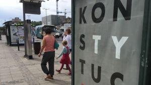Polens regering beskylls för att inte respektera landets konstitution. Busshållplatsreklam i Gdansk i Polen där det står "Konstytucja"