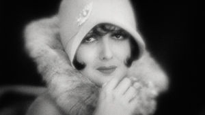 Betty Amann on hienostunut jalokivivaras elokuvassa Asfaltti (1929).