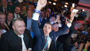 Jublande supportrar av högerpopulistiska AfD. Jublande supportrar av högerpopulistiska AfD.