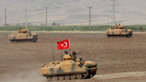 Turkiet inledde förra månaden en massiv markoffensiv mot Afrin i norra Syrien Turkiet trängde i fjol in i norra Syrien med stridsvagnar och markstyrkor som fick stöd av stridsplan