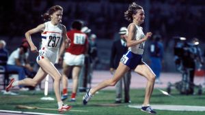 När kvinnorna för första gången får löpa längre än 1500 meter i ett friidrottsmästerskap tar Nina Holmén hem segern. Nina Holmén vinner EM-guld, 1974.
