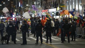 Poliser övervakar Halloween-firandet efter det misstänkta terrorattentatet i New York.