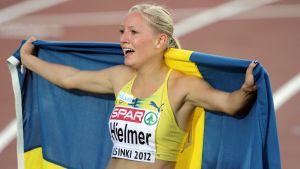 Mora Hjelmer firar omsvept av den svenska flaggan. Mora Hjelmer firar omsvept av den svenska flaggan.