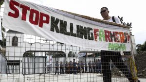 En banderoll med texten "Sluta mörda jordbrukare" i samband med en demonstration mot undantagstillståndet i Mindanao, utanför ett militärhögkvarter i Quezon City 6.12.2017. En banderoll med texten "Sluta mörda jordbrukare" i samband med en demonstration mot undantagstillståndet i Mindanao, utanför ett militärhögkvarter i Quezon City 6.12.2017.