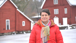 Lilian Järvinen hjälper turister att hitta boende i Lovisa. Lovisa stads turistsekreterare Lilian Järvinen
