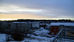 Utsikt från balkongen mot Hornhattula. Utsikten från en balkong i Johannisberg med fint solsken