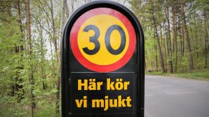 Hastighetsbegränsningen på området är 80 kilometer i timmen. Är det för fort med tanke på vägunderhållet om vintrarna? En skylt som visar en hastighetsbegränsning samt texten: Här kör vi mjukt
