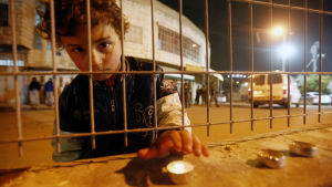 Palestinier firade den fängslade Ahed Tamimis födelsedag, den 31 januari, genom att tända ljus. Den här pojken är fotograferad i staden Hebron. Pojke har tänt ljus för att fira Ahed Tamimis födelsedag.