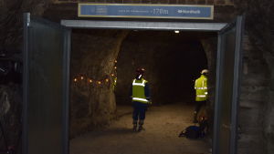 Här inne finns champagnen, i ett gammalt sprängämnesförråd. Champagneutrymmet i Tytyri gruva är utmärkt med en skylt vid ingången.