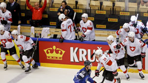 Spelarna i Schweiz jublar framför en besviken Sebastian Aho.