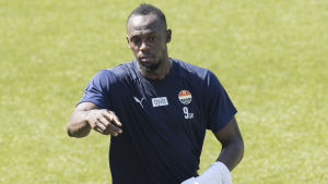 Usain Bolt under en fotbollsträning. Usain Bolt under en fotbollsträning.