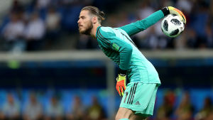 David de Gea har släppt in fem mål i VM. David de Gea med bollen