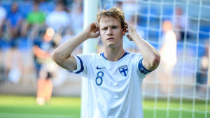 Saku Ylätupas karriär har inte gått spikrakt uppåt. Den finländska juniorfotbollsspelaren Saku Ylätupa håller sig för huvudet.
