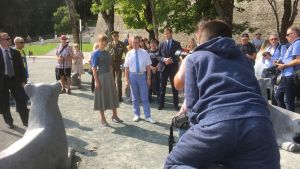 En pojke klättrar närmare president Kersti Kaljulaid. En pojke klättrar på ett betonglejon för att komma närmare president Kersti Kaljulaid.
