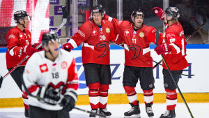 Juha-Pekka Hytönen, Jarkko Immonen, Éric Perrin och Jani Tuppurainen firar ett mål. Juha-Pekka Hytönen, Jarkko Immonen, Éric Perrin och Jani Tuppurainen firar ett mål.