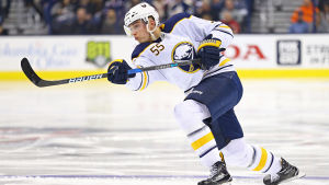 Rasmus Ristolainens Buffalo kan få det kämpigt igen. Rasmus Ristolainen skjuter.