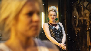 Anna-Maija Tuokko som Andrejs hustru Natasja. I förgrunden Emmi Parviainen som Masja. Anna-Maija Tuokko som Natasja i Kolme sisarta på Nationalteatern.