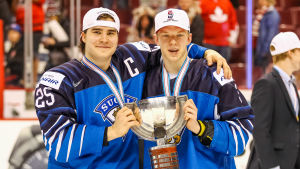 Aarne Talvitie och Toni Utunen med VM-bucklan. Aarne Talvitie och Toni Utunen med VM-bucklan.
