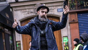 Jerome Rodrigues skadades i ögat då han filmade gula västarnas protest i Paris Jerome Rodrigues skadades i ögat då han filmade gula västarnas protest i Paris