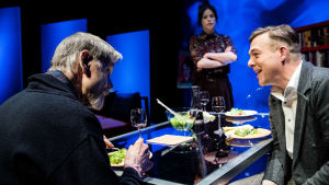 Vad har Pierre i sinnet? På bilden Asko Sarkola, Riko Eklundh och Cecilia Paul. Foto från Pappan på Svenska Teatern.