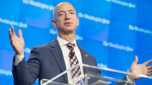 Jeff Bezos är världens näst rikaste person för tillfället. Jeff Bezos bakom genomskinlig talarstol med utsträckta händer