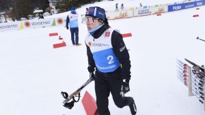 Frågetecken efter Krista Pärmäkoskis åttonde plats. Krista Pärmäkoski går med stavarna i höger hand