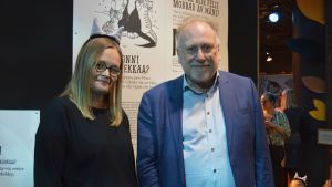 Kirsi Kolari och Mats Fromme hoppas utställningen ska lära både vuxna och barn att alla människor är lika mycket värda. Kirsi Kolari och Mats Fromme på Pelle Svanslös utställning.