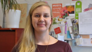 Ida Mitchell jobbar som minneshandledare vid Nylands Minneslots. Minneshandledaren Ida Mitchell