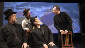 Teater Mars ensemble goes Ibsen. Foto från Meningen med livet och andra berättelser.