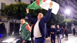 Algerier firar nyheten om president Abdelaziz Bouteflikas avgång.