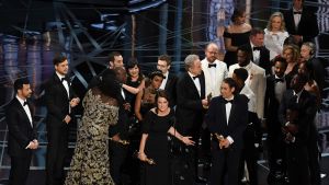 Producenten Adele Romanski håller tal då skådespelarna och andra i teamet bakom Moonlight firar att filmen fick Oscar i kategorin bästa film. Producenten Adele Romanski håller tal då skådespelarna och andra i teamet bakom Moonlight firar att filmen fick Oscar i kategorin bästa film.