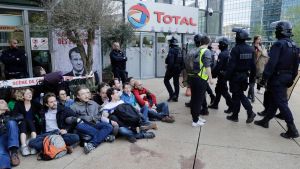 Klimataktivister blockerar ingången till oljebolaget Totals högkvarter i anslutning till en miljöprotest i affärsdistriktet La Defence nära Paris. Klimataktivister blockerar ingången till oljebolaget Totals högkvarter i anslutning till en miljöprotest i La Defence nära Paris.