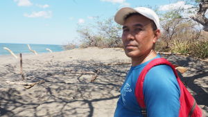 Juan Manuel Berroterán, lokal landsbyledare, har i 18 års tid arbetat för den utrotningshotade sköldpaddan. Juan Manuel Berroterán står på en strand i Nicaragua.