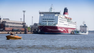 Fritidsbåtar kör ibland rätt så nära stora kryssningsfartyg, säger Kenneth Danielsson som jobbat som matros. Viking Line Katajanokan terminaalissa.
