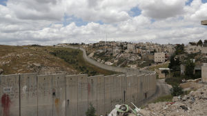 Den israeliska muren mellan östra Jerusalem och den palestinska byn Abu Dis. Den israeliska muren mellan östra Jerusalem och den palestinska byn Abu Dis