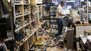 Många krossade flaskor i den här spritbutiken i Ridgecrest efter jordbävningen med magnituden 7,1.