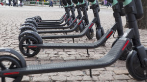 Just nu finns några hundra elsparkcyklar i Helsingfors centrum. En rad parkerade elsparkcyklar framför Kiasma.