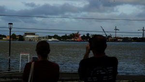 Människor spanade ut över Mississippifloden i New Orleans på torsdagen. Människor spanade ut över Mississippifloden i New Orleans på torsdagen.