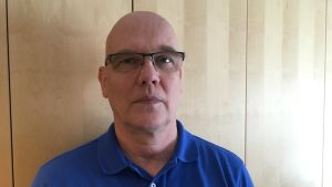Kom ihåg att uppsöka läkare om du känner av allvarliga symptom för vibriosmitta, såsom hud- eller sårinfektion vid fötterna, säger Esa Rintala. esa rintala i blå piké-skjorta.
