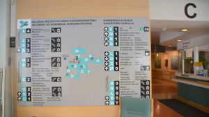 Så här är sjukhuset i Ekenäs uppbyggt. Raseborgs sjukhus avdelningar uppräknade på en kartskylt inne i sjukhuset