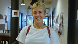 Sabina Krook hoppas genom sina studier få nya vinklar att se på samhället från. En ung kvinna med kort hår ser in i kameran och ler.