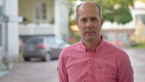 Kim Malmberg fungerar som lagledare för damlaget och för B-flickorna. Han önskar att det skulle finnas lika många flicklag som pojklag. Man med röd skjorta.