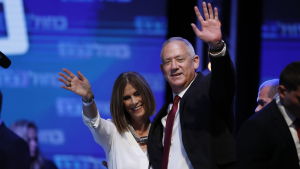 Den forne överbefälhavaren, Blåvitts partiledare Benny Gantz och hans fru Revital Gantz under valvakan i Tel Aviv. Den forne överbefälhavaren, Blåvitts partiledare Bruno Gantz och hans fru Revital Gantz under valvakan i Tel Aviv den 17 september.