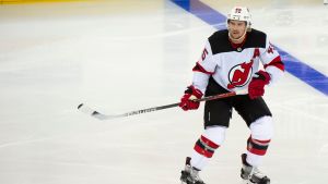 Sami Vatanen har inlett försäsongen piggt: 0 + 4 på två matcher. Sami Vatanen skrinnar baklänges iklädd New Jersey Devils färger.