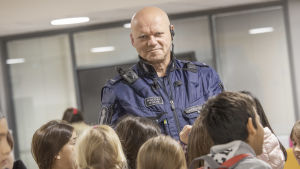 År 2019 belönades Vesa Jauhiainen med det riksomfattande priset Årets polis. En polis i uniform tittar mot kameran. Runt omkring honom massor med barn.