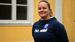 Lina Koskinen-Holmqvist är fysioterapeut för herrlandslaget i handboll. Porträttbild på Lina Koskinen-Holmqvist.