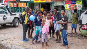 En klar majoritet av befolkningen i Bougainville väntas rösta för självständighet Människor framför en butik i Bougainvilles huvudstad Buka