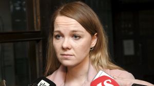 Centerns ordförande Katri Kulmuni uttalar sig för journalisterna på måndagskvällen. Katri Kulmuni.